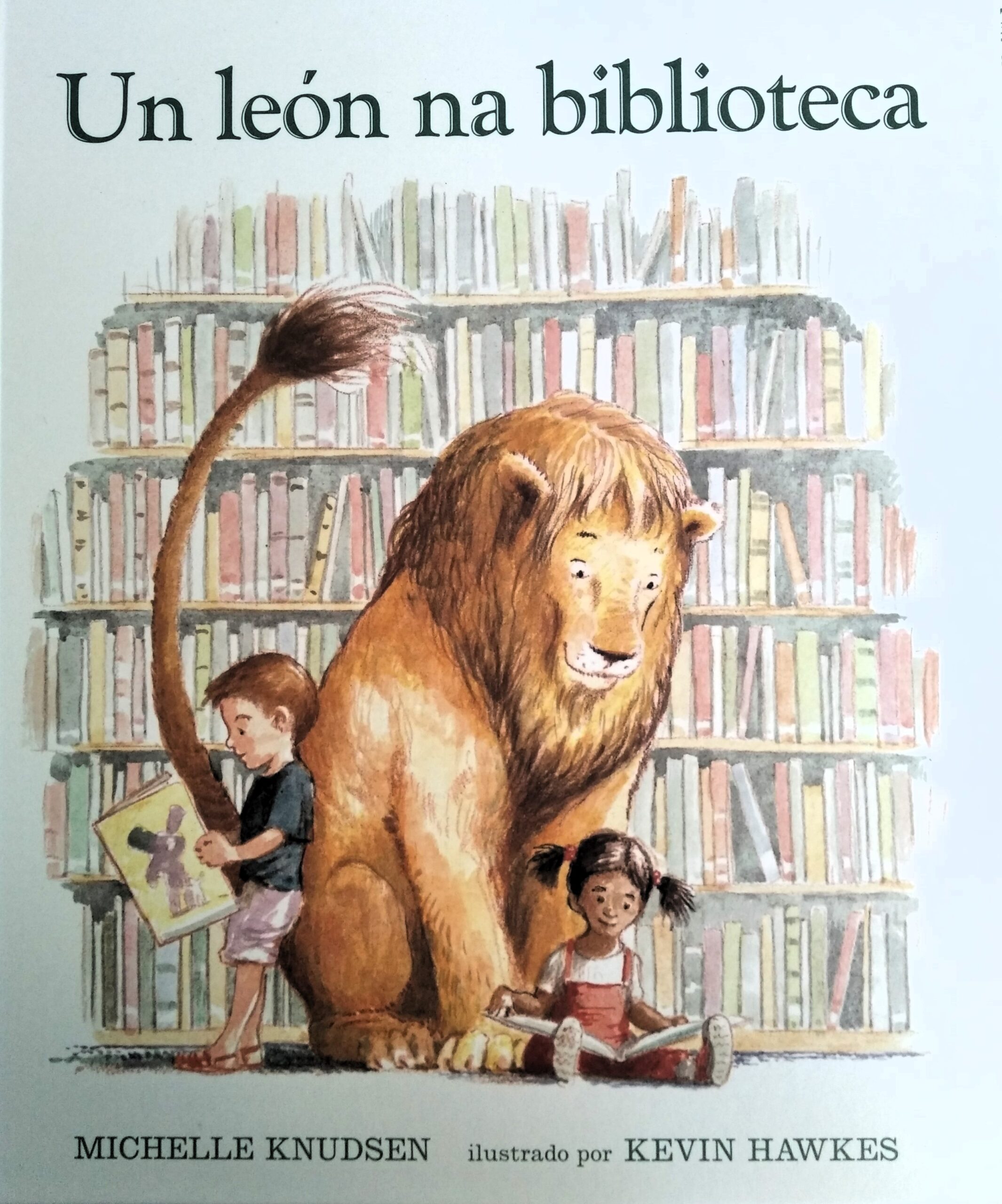 Un león na biblioteca
